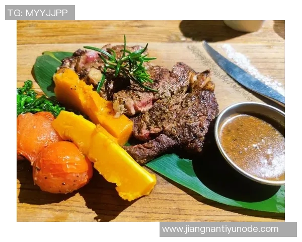 亚当斯如野兽般光脚漫步手持牛排展现原始魅力